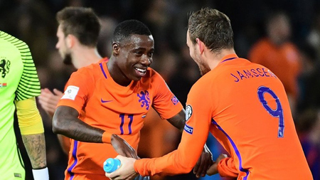 Quincy Promes ăn mừng cùng Vincent Janssen trong trận thắng trước Belarus.